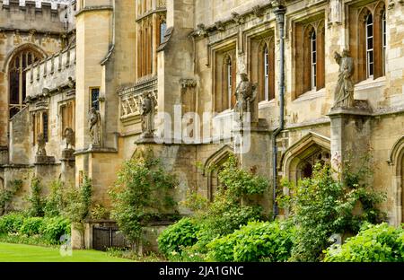 OXFORD CITY ENGLAND MAGDALEN EXTERIOR CLOISTER WITH STATUES AND GARGOYLES Stock Photo