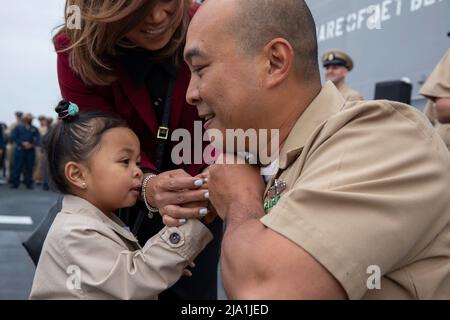 California, USA. 18th May, 2022. Chief Culinary Specialist Dennis Mendoza receives senior chief collar devices during a promotion ceremony aboard the amphibious assault ship USS Makin Island (LHD 8), May 18. During the ceremony Sailors were pinned and covered by family, friends and fellow service members. Makin Island is a Wasp-class amphibious assault ship homeported in San Diego. Credit: U.S. Navy/ZUMA Press Wire Service/ZUMAPRESS.com/Alamy Live News Stock Photo