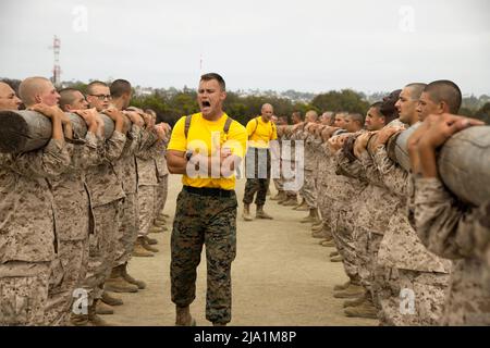 San Diego, California, USA. 16th May, 2022. U.S.Marine Corps Sgt. Kyle Stanage, a drill instructor with Echo Company, 2nd Recruit Training Battalion, Leads the Log Drills for the recruits of Echo Company on Marine Corps Recruit Depot San Diego, May 16, 2022. Log drill is an exercise used to build teamwork and unit strength among marines. Credit: U.S. Marines/ZUMA Press Wire Service/ZUMAPRESS.com/Alamy Live News Stock Photo