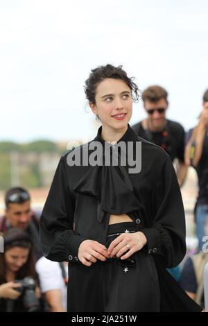 May 26, 2022, Cannes, Cote d'Azur, France: MARGARET QUALLEY wears CHANEL  sunglasses as she attends the STARS AT NOON photocall during 75th annual  Cannes Film Festival (Credit Image: © Mickael Chavet/ZUMA Press Wire Stock  Photo - Alamy