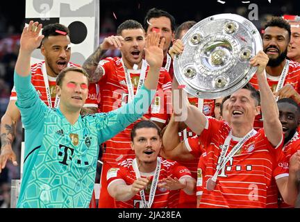 Championship celebration, handing over the trophy to goalkeeper Manuel Neuer FC Bayern Munich FCB, confetti right in front of the eyes, team photo FC Stock Photo