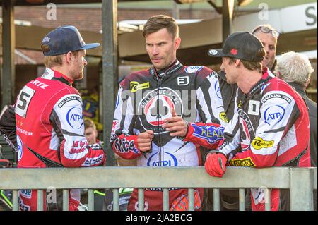 SHEFFIELD, UK. MAY 26TH (l - r) Brady Kurtz, Matej Žagar, Max Fricke during the SGB Premiership match between Sheffield Tigers and Belle Vue Aces at Owlerton Stadium, Sheffield on Thursday 26th May 2022. (Credit: Ian Charles | MI News) Credit: MI News & Sport /Alamy Live News Stock Photo