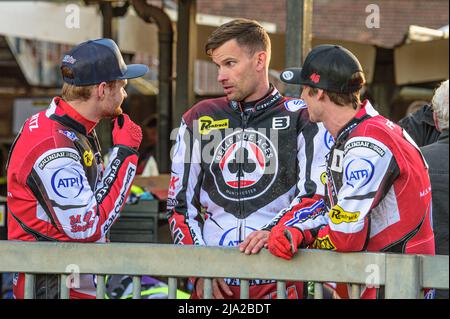 SHEFFIELD, UK. MAY 26TH (l - r) Brady Kurtz, Matej Žagar, Max Fricke during the SGB Premiership match between Sheffield Tigers and Belle Vue Aces at Owlerton Stadium, Sheffield on Thursday 26th May 2022. (Credit: Ian Charles | MI News) Credit: MI News & Sport /Alamy Live News Stock Photo