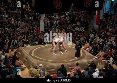 Sumo wrestlers grapple during the Grand Sumo Tournament in Tokyo in May 2022. Stock Photo