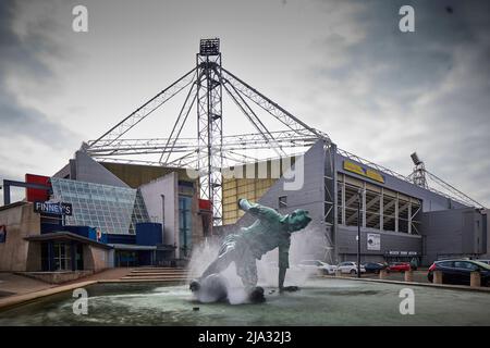 Preston in Lancashire,  Sir Tom Finney statue 'The Splash' outside Preston North End FC Deepdale stadium Stock Photo
