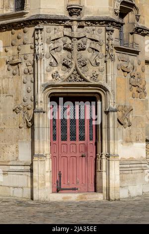 Decorated door and doorway in Paris. The architecture is traditional Parisian Haussmann. Stock Photo