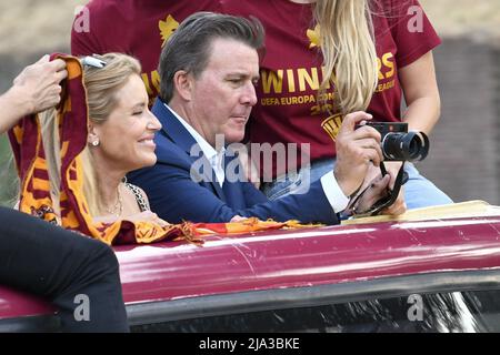 Rome, Italy. 26 May, The President of A.S. Roma, Dan Friedkin and his wife, celebrating with their fans the victory of the Conference League, 26 May, Rome, Italy. Stock Photo