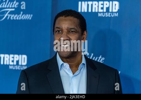 New York, USA. 26th May, 2022. Denzel Washington attends Salute to Freedom Gala during Fleet Week on Memorial Day celebration on Intrepid in New York on May 26, 2022. Gala on Intrepid is an annual event, but was interrupted by pundemic. Gala returns this year as most restrictions have been lifted. (Photo by Lev Radin/Sipa USA) Credit: Sipa USA/Alamy Live News Stock Photo