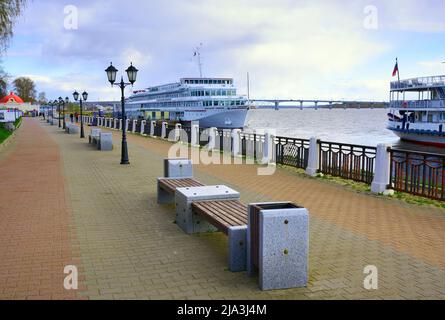 Kostroma, Russia, 05.07.2022: Cruise ships on the Volga embankment. Promenade with a river pier, the motor ship Konstantin Simonov Stock Photo