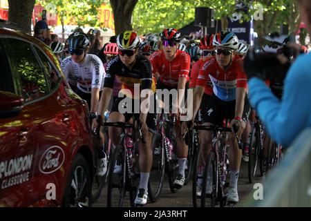 Maldon, UK. 27th May 2022. Stage one of the RideLondon Classique 2022 women's cycle race, part of the UCI Women’s World Tour calendar. The race starts in the Promenade Park, Maldon before making its way around north Essex and finishing back in Maldon. The riders from Team SD Worx grouped together at the start of the race. Credit: Eastern Views/Alamy Live News Stock Photo