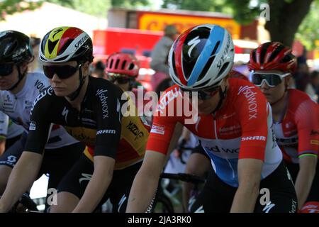 Maldon, UK. 27th May 2022. Stage one of the RideLondon Classique 2022 women's cycle race, part of the UCI Women’s World Tour calendar. The race starts in the Promenade Park, Maldon before making its way around north Essex and finishing back in Maldon. The riders from Team SD Worx grouped together at the start of the race. Credit: Eastern Views/Alamy Live News Stock Photo