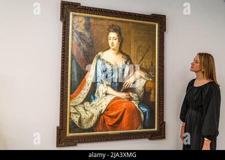 London UK, 27 May 2022. JAN VAN DER VAART, Portrait of Queen Mary II. An exhibition at Sotheby's entitled Portraiture & Power spanning the Tudor period to the present day representing Britain's regnant queens and shines a light on five centuries of female monarchs in celebraiton of Queen Elizabeth's 7 years on the British throne. Credit. amer ghazzal/Alamy Live News Stock Photo