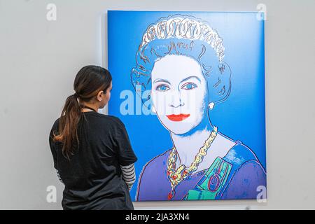 London UK, 27 May 2022. Reigning Queens: ANDY WARHOL Queen Elizabeth II (1985) An exhibition at Sotheby's entitled Portraiture & Power spanning the Tudor period to the present day representing Britain's regnant queens and shines a light on five centuries of female monarchs in celebraiton of Queen Elizabeth's 7 years on the British throne. Credit. amer ghazzal/Alamy Live News Stock Photo