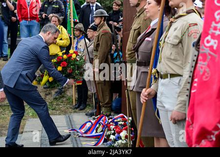 Prague, Czech Republic. 27th May, 2022. Prague Mayor Zdenek Hrib lays flowers at the Operation Anthropoid memorial during commemorating event of the assassination of Nazi Deputy Reichsprotector Reinhard Heydrich from 1942 by Czechoslovak paratroopers trained in Britain, was held in Prague, Czech Republic, on May 27, 2022, on the occasion of the 80th anniversary of the attack. Credit: Roman Vondrous/CTK Photo/Alamy Live News Stock Photo