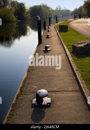 Close-up of mooring post by Abingdon lock gates on a fine spring morning; these scenic locks are on the River Thames just upstream of Abingdon's famou Stock Photo