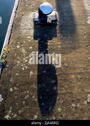 Close-up of mooring post by Abingdon lock gates on a fine spring morning; these scenic locks are on the River Thames just upstream of Abingdon's famou Stock Photo