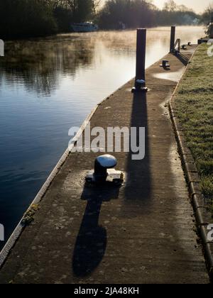 Close-up of mooring post by Abingdon lock gates on a fine spring morning; these scenic locks are on the River Thames just upstream of Abingdon's famou Stock Photo