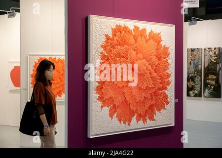 Seoul, South Korea. 27th May, 2022. A visitor visits an exhibition of the Plastic Art Seoul in Seoul, South Korea, May 27, 2022. The exhibition kicked off on Thursday will last till May 29. Credit: Wang Yiliang/Xinhua/Alamy Live News Stock Photo