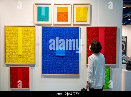 Seoul, South Korea. 27th May, 2022. A visitor visits at an exhibition of the Plastic Art Seoul in Seoul, South Korea, May 27, 2022. The exhibition kicked off on Thursday will last till May 29. Credit: Wang Yiliang/Xinhua/Alamy Live News Stock Photo
