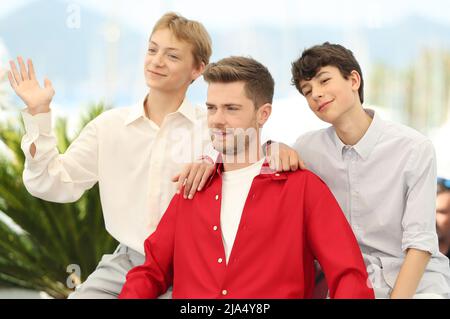 Cannes, France. 27th May, 2022. Belgian director Lukas Dhont (C), Belgian actors Eden Dambrine (L) and Gustav De Waele pose during a photocall for the film 'Close' presented in the Official Competition at the 75th edition of the Cannes Film Festival in Cannes, southern France, on May 27, 2022. Credit: Gao Jing/Xinhua/Alamy Live News Stock Photo