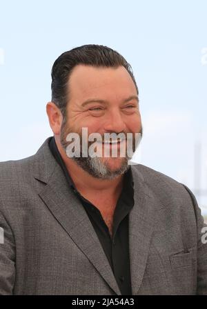 Cannes, France. 27th May, 2022. Denis Ménochet at the As Bestas photo call at the 75th Cannes Film Festival. Credit: Doreen Kennedy/Alamy Live News. Stock Photo