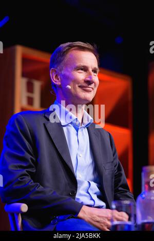 Hay-on-Wye, Wales, UK. 27th May, 2022. Former Health Secretary Jeremy Hunt talks to Rachel Clarke about Zero: Eliminating Unnecessary Deaths in a Post-pandemic NHS at Hay Festival 2022, Wales. Credit: Sam Hardwick/Alamy. Stock Photo