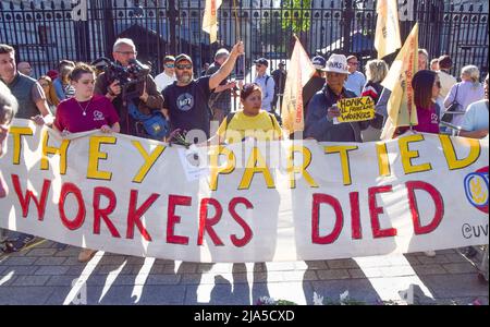 London, England, UK. 27th May, 2022. Cleaners and supporters gathered outside Downing Street demanding justice for Whitehall cleaner Emanuel Gomes, who died from covid while parties were held at Downing Street, and in protest against ''disrespect'' towards cleaners. (Credit Image: © Vuk Valcic/ZUMA Press Wire)
