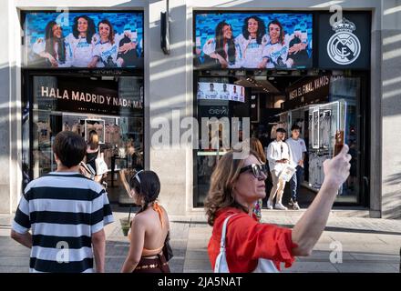 Madrid, Spain. 28th May, 2022. Shoppers and pedestrians are seen at the Spanish professional football team Real Madrid Club official brand store and logo in Spain. Credit: SOPA Images Limited/Alamy Live News Stock Photo