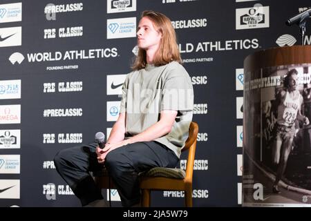 Eugene, Oregon, USA. 27th May, 2022. COLE HOCKER of the United States speaks during a press conference at the Graduate Hotel in Eugene, Oregon. Hocker is competing in the Bowermqn mile track event Friday evening at Hayward Field in Eugene, OR. (Credit Image: © Brian Branch Price/ZUMA Press Wire) Credit: ZUMA Press, Inc./Alamy Live News Stock Photo