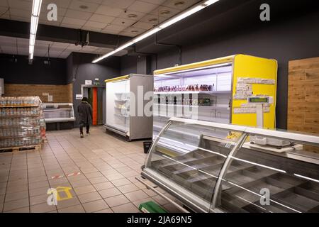 Bakhmut, Ukraine. 24th May, 2022. A staff walks into a nearly-empty supermarket in Bakhmut, Donbas. As Bakhmut stands as a key city to Ukrainian forces in defending Donetsk(Donbas) region, the city is under attack by the Russian troops. The Russian invasion of Ukraine started on February 24, the war that has killed numerous civilians and soldiers. Credit: SOPA Images Limited/Alamy Live News Stock Photo