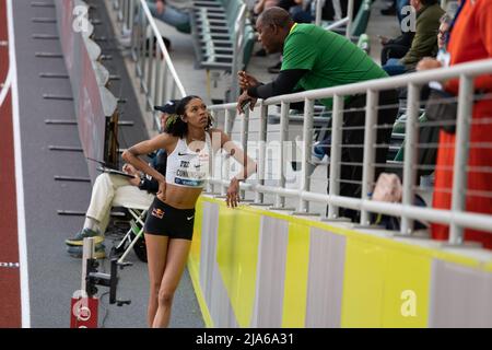 Eugene, Oregon, USA. 27th May, 2022. High Jumper VASHTI CUNNINGHAM talks to her coach and father former Eagles football quarterback RANDALL CUNNINGHAM the Prefontaine Classic at Hayward Field in Eugene, Oregon. Cunningham finished second in the women's high jump. (Credit Image: © Brian Branch Price/ZUMA Press Wire) Credit: ZUMA Press, Inc./Alamy Live News Stock Photo