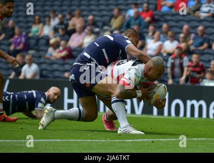 Tottenham Hotspurs Stadium, London, UK. 28th May 2022. Krisnan Inu scores a try for Leigh 2022 1895 Cup Final: Featherstone Rovers V Leigh Centurions Venue: Tottenham Hotspur Stadium, England Date: Saturday, 28 May Kick-off: 12:00 BST Credit: Craig Cresswell/Alamy Live News Stock Photo