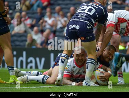 Tottenham Hotspurs Stadium, London, UK. 28th May 2022. Krisnan Inu scores a try for Leigh 2022 1895 Cup Final: Featherstone Rovers V Leigh Centurions Venue: Tottenham Hotspur Stadium, England Date: Saturday, 28 May Kick-off: 12:00 BST Credit: Craig Cresswell/Alamy Live News Stock Photo