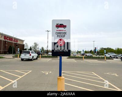 Springfield, IL USA - May 2, 2022: The curbside pickup sign in the parking lot of a Scheels Sporting Goods store in Springfield, Illinois. Stock Photo