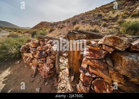 Abandoned Death Valley stone room structure in desert Stock Photo