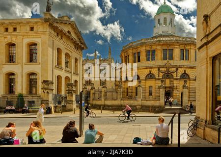 OXFORD CITY ENGLAND VIEW FROM BODLEIAN LIBRARY WESTON STEPS ACROSS BROAD STREET TO THE SHELDONIAN AND CLARENDON