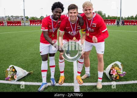 ALKMAAR, NETHERLANDS - MAY 28: Jayen Gerold of AZ Alkmaar, Wouter Goes of AZ Alkmaar, Loek Postma of AZ Alkmaar during the Dutch European play-offs Semi-Final, Second Leg match between AZ Alkmaar and sc Heerenveen at AFAS Stadion on May 28, 2022 in Alkmaar, Netherlands (Photo by Patrick Goosen/Orange Pictures) Stock Photo