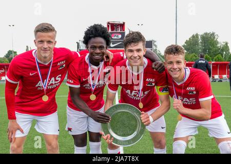 ALKMAAR, NETHERLANDS - MAY 28: Nikc Koster of AZ Alkmaar, Jayen Gerold of AZ Alkmaar, Wouter Goes of AZ Alkmaar, Lewis Schouten of AZ Alkmaar during the Dutch European play-offs Semi-Final, Second Leg match between AZ Alkmaar and sc Heerenveen at AFAS Stadion on May 28, 2022 in Alkmaar, Netherlands (Photo by Patrick Goosen/Orange Pictures) Stock Photo