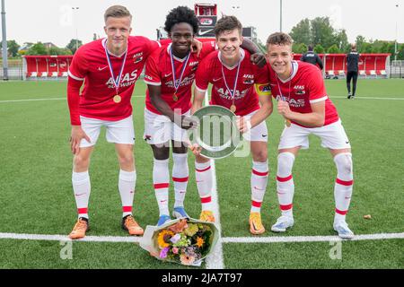 ALKMAAR, NETHERLANDS - MAY 28: Nikc Koster of AZ Alkmaar, Jayen Gerold of AZ Alkmaar, Wouter Goes of AZ Alkmaar, Lewis Schouten of AZ Alkmaar during the Dutch European play-offs Semi-Final, Second Leg match between AZ Alkmaar and sc Heerenveen at AFAS Stadion on May 28, 2022 in Alkmaar, Netherlands (Photo by Patrick Goosen/Orange Pictures) Stock Photo