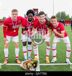 ALKMAAR, NETHERLANDS - MAY 28: Nikc Koster of AZ Alkmaar, Jayen Gerold of AZ Alkmaar, Wouter Goes of AZ Alkmaar, Lewis Schouten of AZ Alkmaar during the Dutch European play-offs Semi-Final, Second Leg match between AZ Alkmaar and sc Heerenveen at AFAS Stadion on May 28, 2022 in Alkmaar, Netherlands (Photo by Patrick Goosen/Orange Pictures) Stock Photo