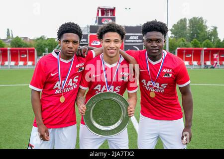 ALKMAAR, NETHERLANDS - MAY 28: Jayen Gerold of AZ Alkmaar, Ro-Zangelo Daal of AZ Alkmaar, Enoch Mastoras of AZ Alkmaar during the Dutch European play-offs Semi-Final, Second Leg match between AZ Alkmaar and sc Heerenveen at AFAS Stadion on May 28, 2022 in Alkmaar, Netherlands (Photo by Patrick Goosen/Orange Pictures) Stock Photo