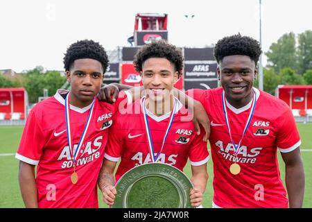 ALKMAAR, NETHERLANDS - MAY 28: Jayen Gerold of AZ Alkmaar, Ro-Zangelo Daal of AZ Alkmaar, Enoch Mastoras of AZ Alkmaar during the Dutch European play-offs Semi-Final, Second Leg match between AZ Alkmaar and sc Heerenveen at AFAS Stadion on May 28, 2022 in Alkmaar, Netherlands (Photo by Patrick Goosen/Orange Pictures) Stock Photo