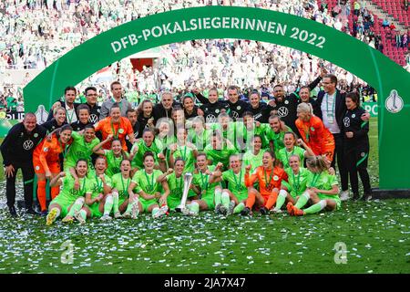 Cologne, Germany. 28th May, 2022. VfL Wolfsburg celebrate winning the DFB-Pokalfinale der Frauen 2021/2022 between VfL Wolfsburg and Turbine Potsdam at the RheinEnergieSTADIUM in Cologne, Germany. Norina Toenges/Sports Press Photo Credit: SPP Sport Press Photo. /Alamy Live News Stock Photo