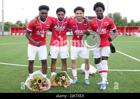 ALKMAAR, NETHERLANDS - MAY 28: Jayen Gerold of AZ Alkmaar, Ro-Zangelo Daal of AZ Alkmaar, Enoch Mastoras of AZ Alkmaar during the Dutch European play-offs Semi-Final, Second Leg match between AZ Alkmaar and sc Heerenveen at AFAS Stadion on May 28, 2022 in Alkmaar, Netherlands (Photo by Patrick Goosen/Orange Pictures) Stock Photo