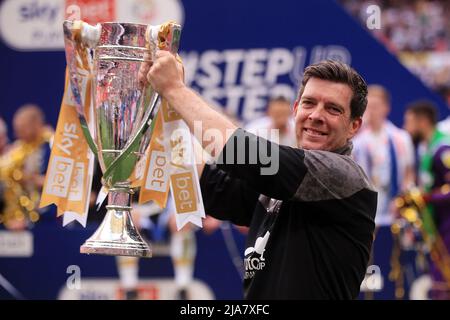 London, UK. 28th May, 2022. Port Vale Manager Darrell Clarke celebrates with the L2 play off final trophy after the game. Skybet EFL league two play off final, Mansfield Town v Port Vale at Wembley Stadium in London on Saturday 28th May 2022.this image may only be used for Editorial purposes. Editorial use only, license required for commercial use. No use in betting, games or a single club/league/player publications.pic by Steffan Bowen/Andrew Orchard sports photography/Alamy Live News Credit: Andrew Orchard sports photography/Alamy Live News Stock Photo