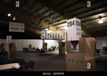 Bogota, Colombia. 28th May, 2022. Workers of Colombia's national registry prepare the Corferias fair compund for the 2022 Presidential Elections in Colombia that will take place on May 29, in Bogota, Colombia May 28, 2022. Photo by: Camilo Erasso/Long Visual Press Credit: Long Visual Press/Alamy Live News Stock Photo