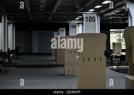 Bogota, Colombia. 28th May, 2022. Workers of Colombia's national registry prepare the Corferias fair compund for the 2022 Presidential Elections in Colombia that will take place on May 29, in Bogota, Colombia May 28, 2022. Photo by: Camilo Erasso/Long Visual Press Credit: Long Visual Press/Alamy Live News Stock Photo