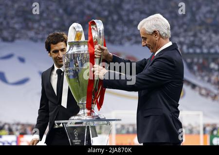 Paris, France. 28th May, 2022. PARIS - (lr) Raul Gonzalez Blanco and Ian Rush with UEFA Champions League trophy, Coupe des clubs Champions Europeans during the UEFA Champions League final match between Liverpool FC and Real Madrid at Stade de Franc on May 28, 2022 in Paris, France. ANP | DUTCH HEIGHT | MAURICE VAN STONE Credit: ANP/Alamy Live News Stock Photo