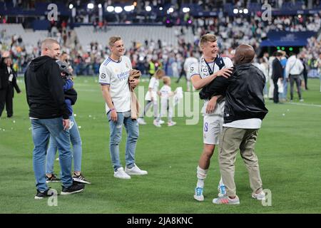 PARIS, FRANCE. MAY 28TH Toni Kroos of Real Madrid celebrates after the UEFA Champions League Final between Liverpool and Real Madrid at Stade de France, Paris on Saturday 28th May 2022. (Credit: Pat Scaasi | MI News) Credit: MI News & Sport /Alamy Live News Stock Photo