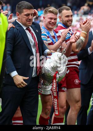 Huddersfield, UK. 28th May, 2022. Wigan Head Coach Matt Peet celebrates with the challenge Cup during the Super League match between Huddersfield Giants and Wigan Warriors at the John Smiths Stadium, Huddersfield, England on 12 May 2022. Photo by Simon Hall. Editorial use only, license required for commercial use. No use in betting, games or a single club/league/player publications. Credit: UK Sports Pics Ltd/Alamy Live News Stock Photo